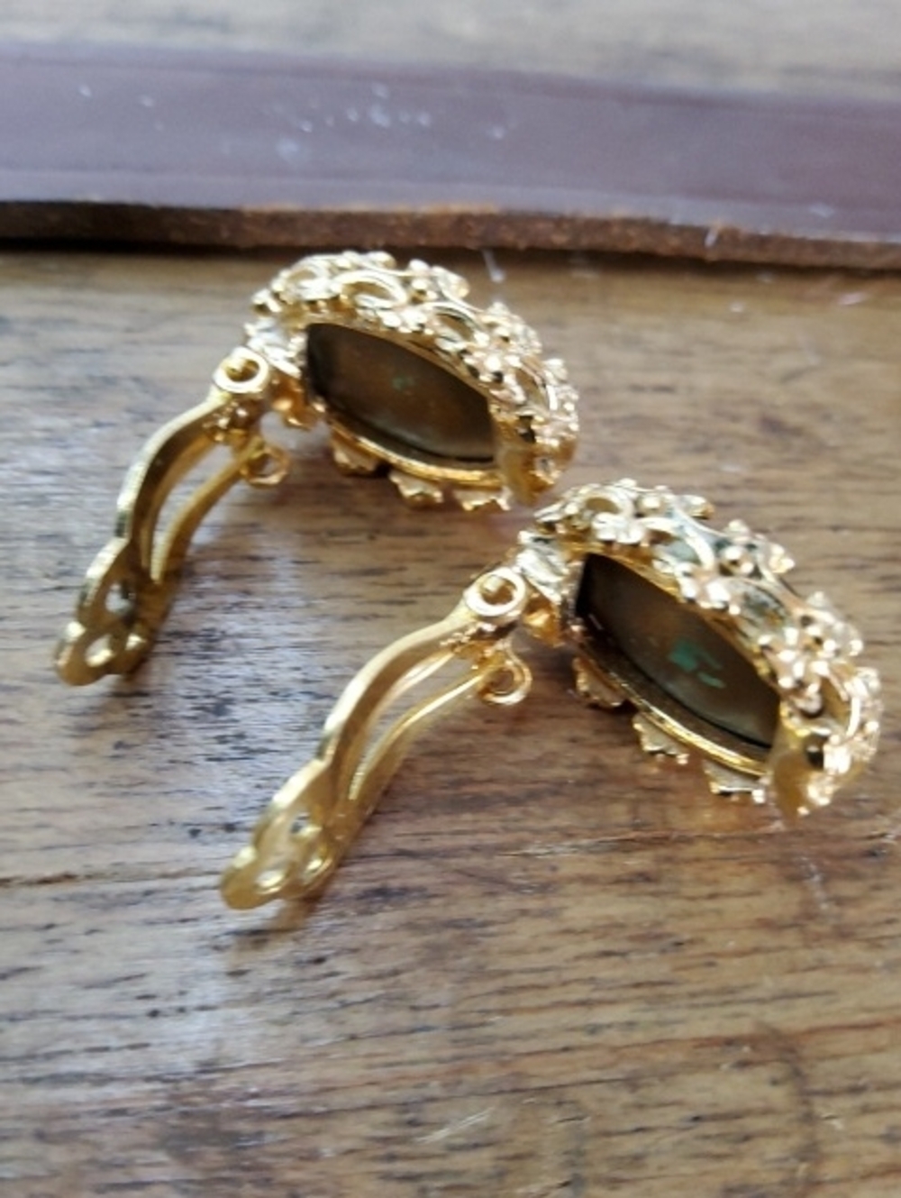 Vintage Elsa Schiaparelli Clip- on earrings. - Picture 6 of 9